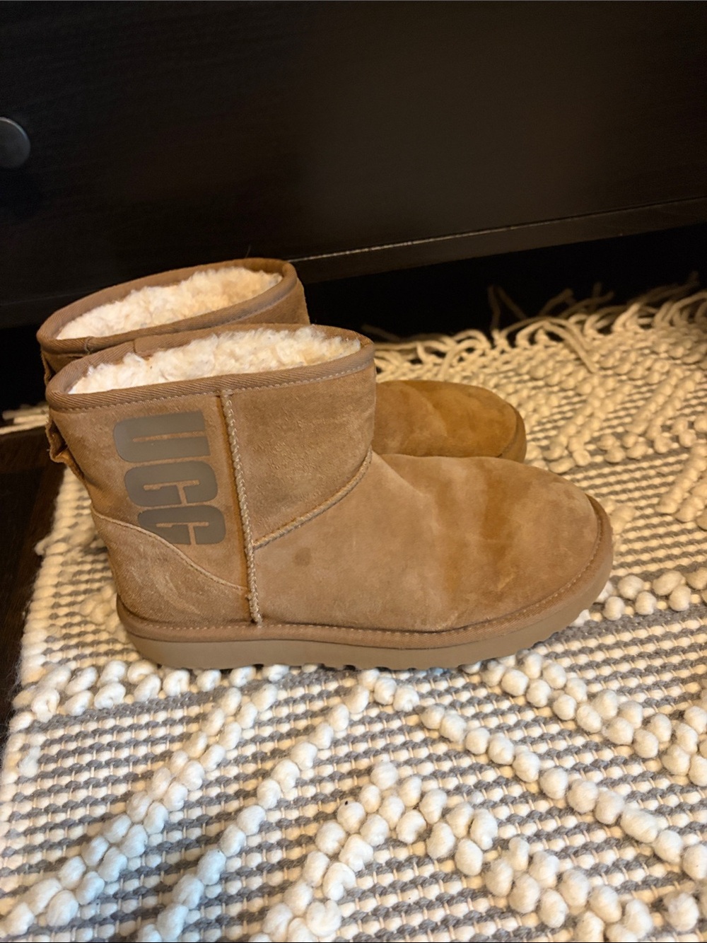 UGG womens Short Shearling Boots - Chestnut/Tan